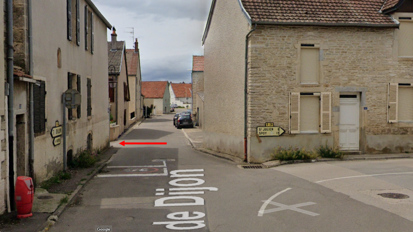 Entrée en venant de la rue du Four